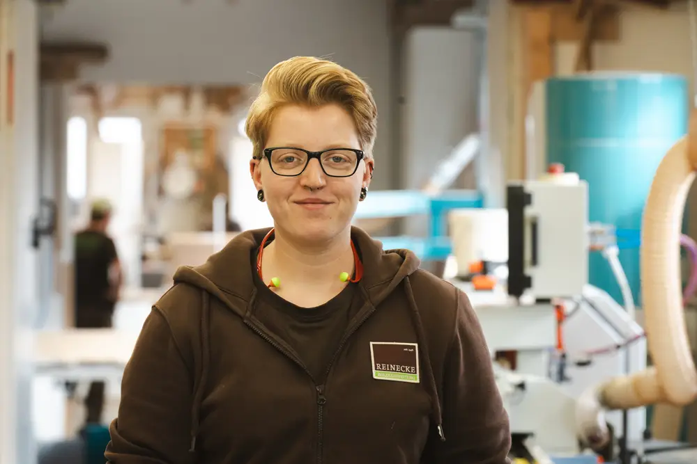 Reinecke Holzbearbeitung Mitarbeiterin Anna Lena Bendler